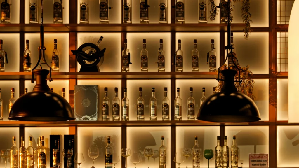 Comptoir de bar et bouteilles éclairées