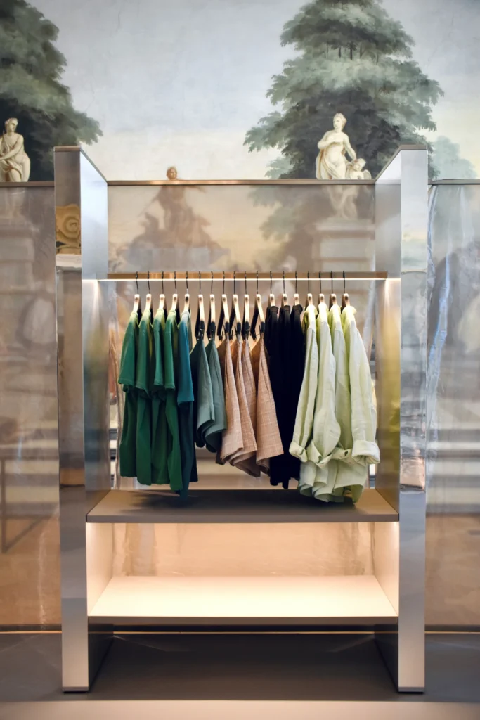 Vêtements présentés dans une vitrine