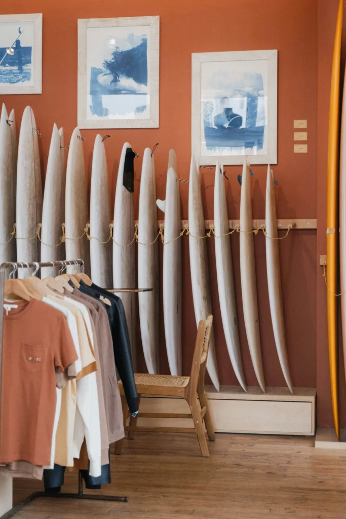 Présentoir de vêtements et de planches