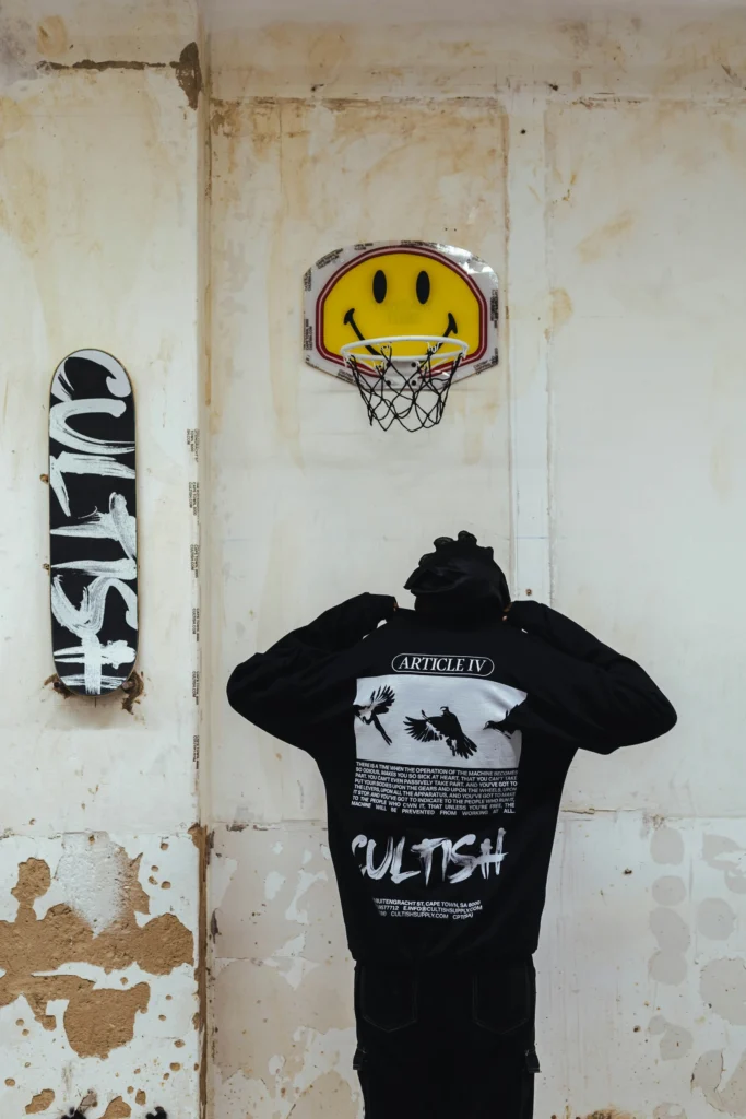 Vêtements exposés sur un mur