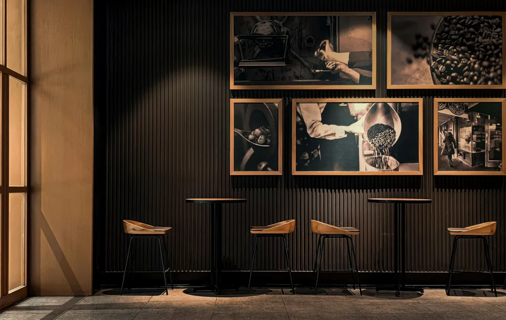 Bar d’hôtel contemporain avec photographies encadrées