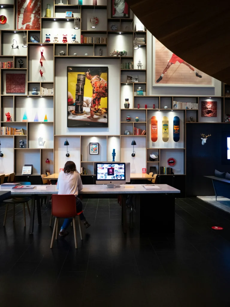 Espace de travail partagé créatif avec bureaux muraux