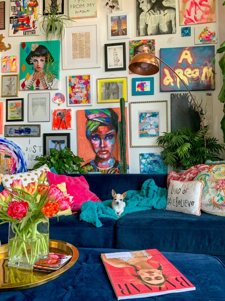 Salon éclectique avec mur d’œuvres