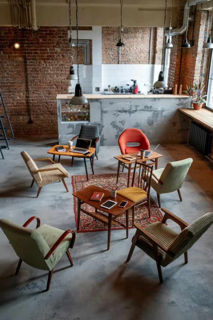 Salon partagé éclectique aux chaises colorées