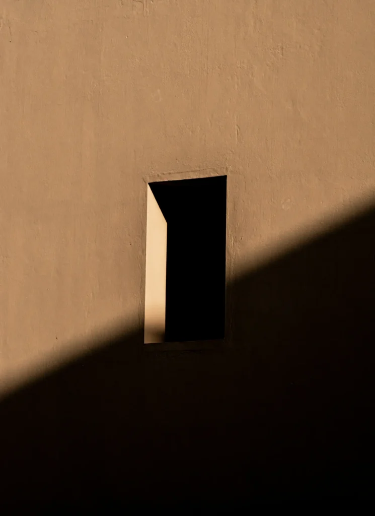 Ombre géométrique autour d’une fenêtre étroite