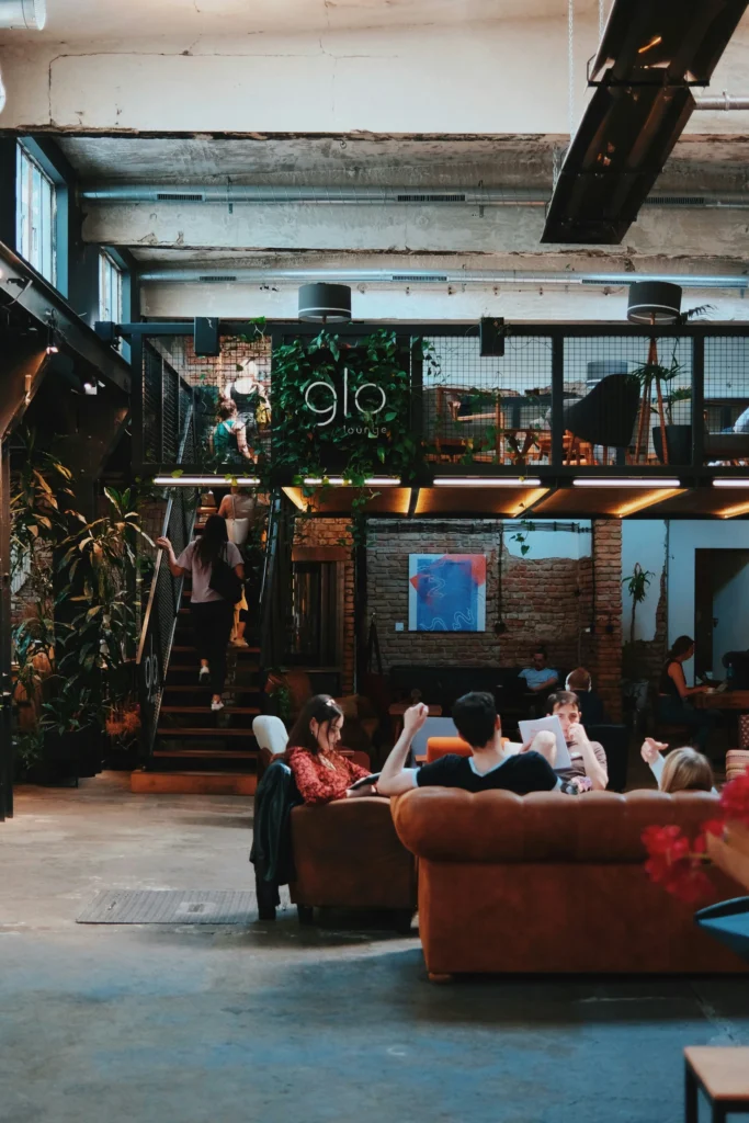 Salon de coworking industriel avec plusieurs personnes