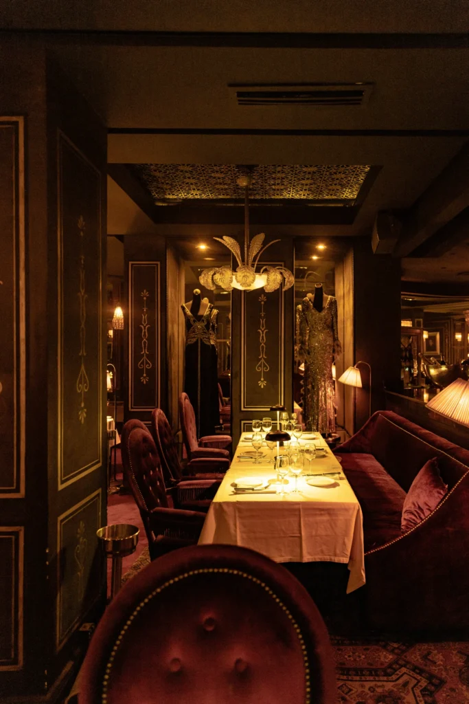 Salle de restaurant d’hôtel intime et sombre