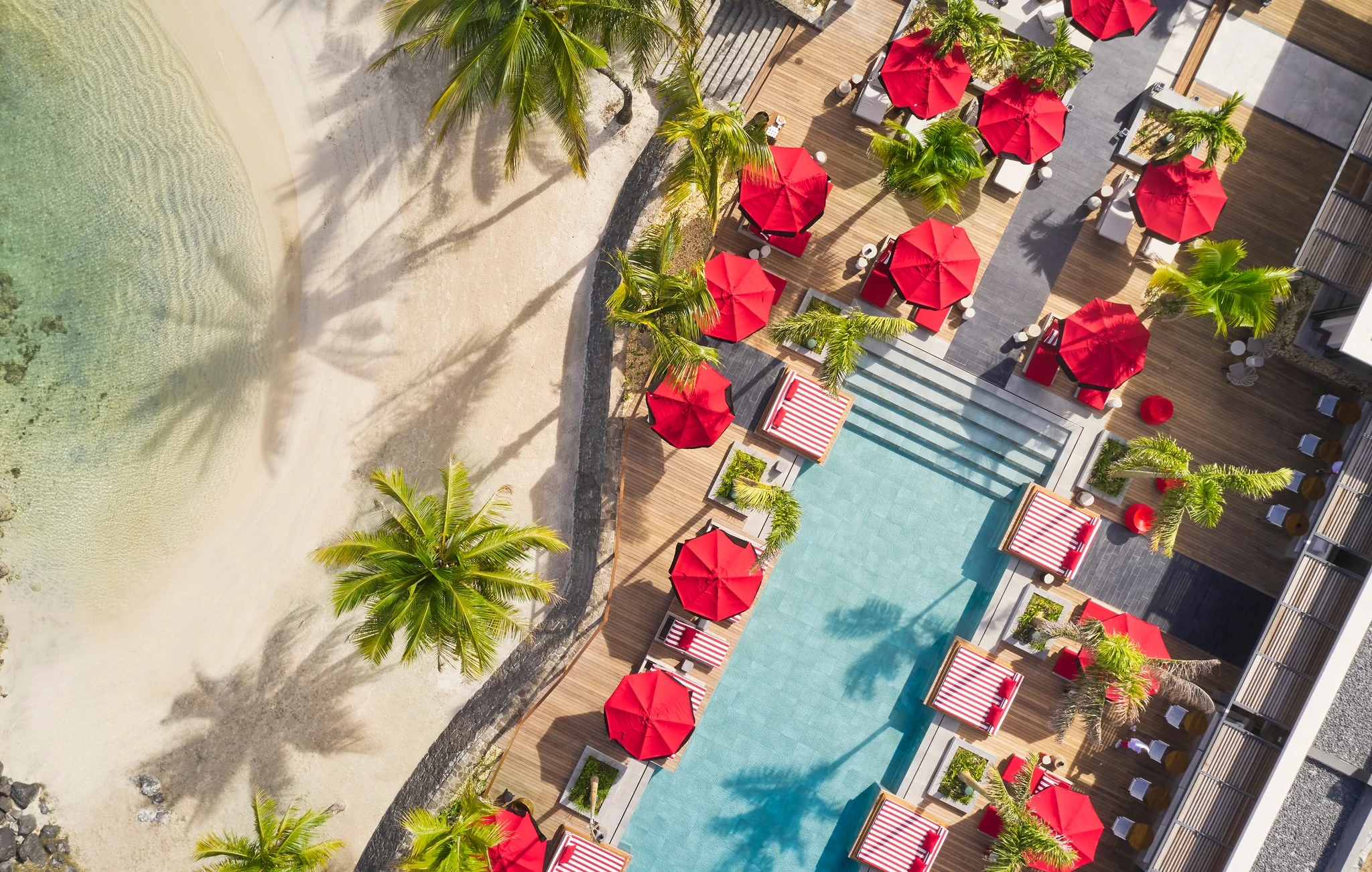Vue aérienne de la piscine et de la plage de Beach Rouge à LUX* Grand Baie