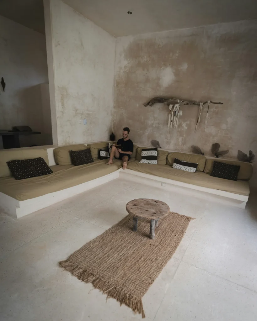 Salon minimaliste en enduit aux tons neutres