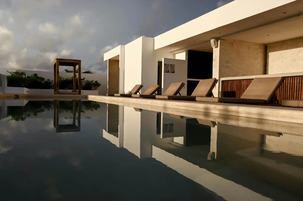 Piscine d’hôtel contemporaine reflétant le ciel