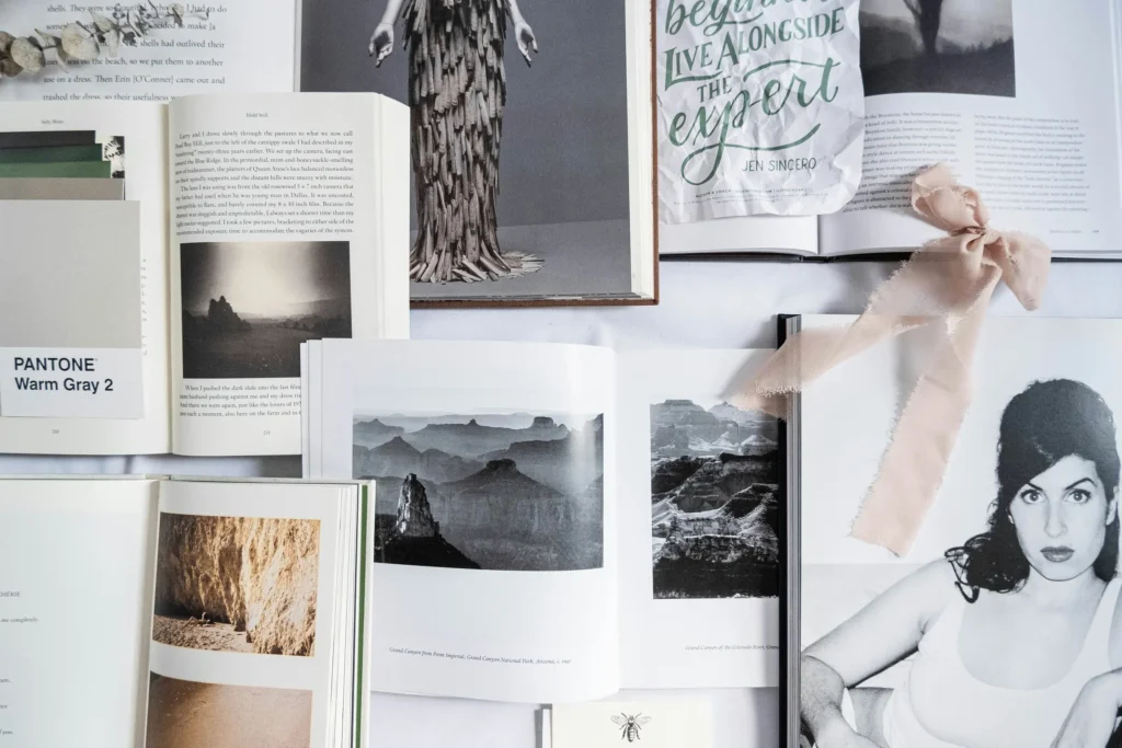 Livres d’art ouverts et références visuelles