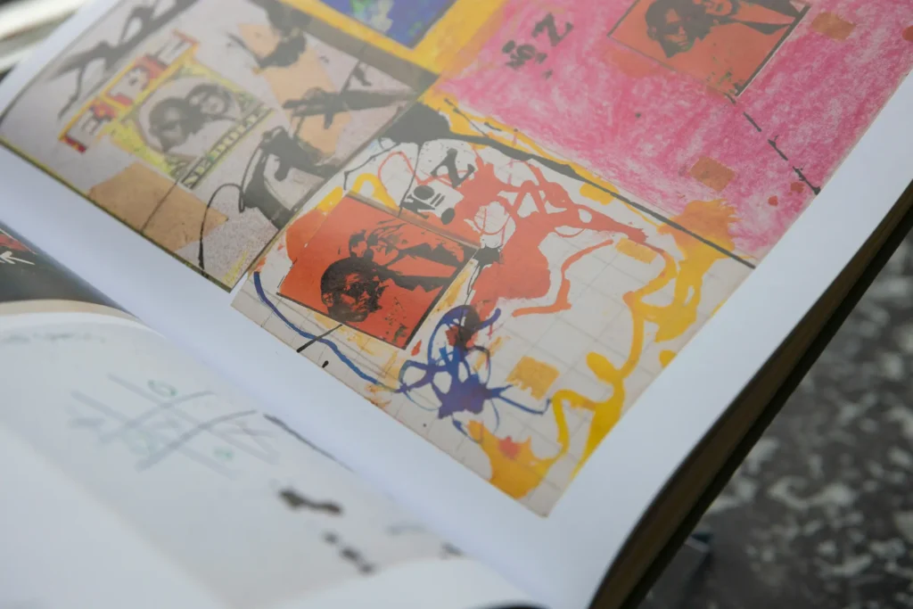 Livre illustré ouvert en gros plan