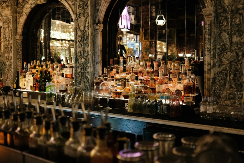 Bar ornementé avec miroirs et bouteilles exposées