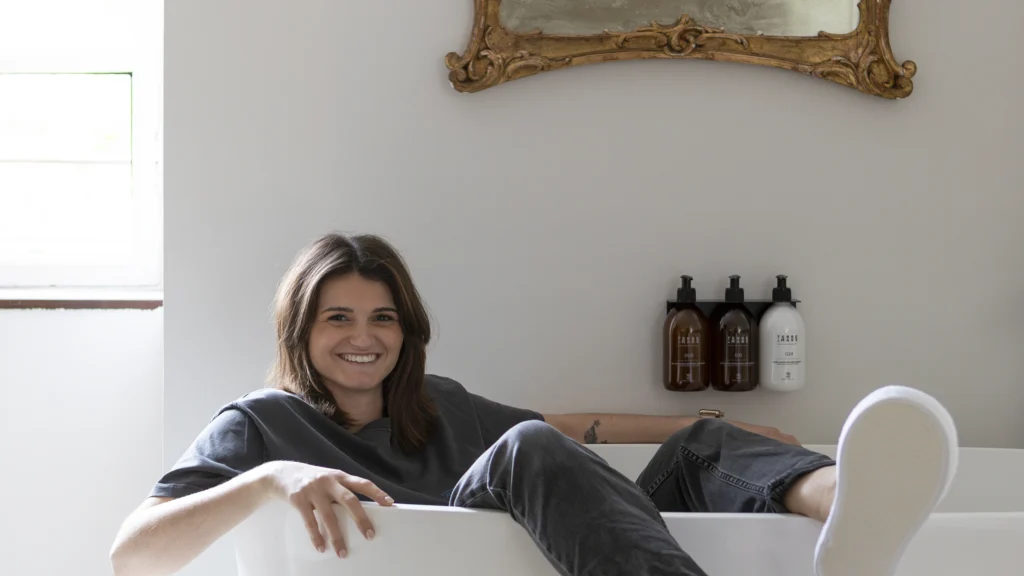 Jeanne Jouvet dans la baignoire d’une chambre de Pantoufle Hôtel.