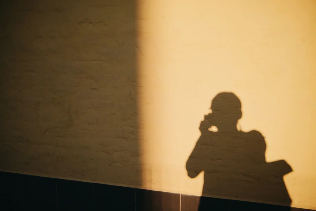 Ombre d’un photographe sur un mur ensoleillé