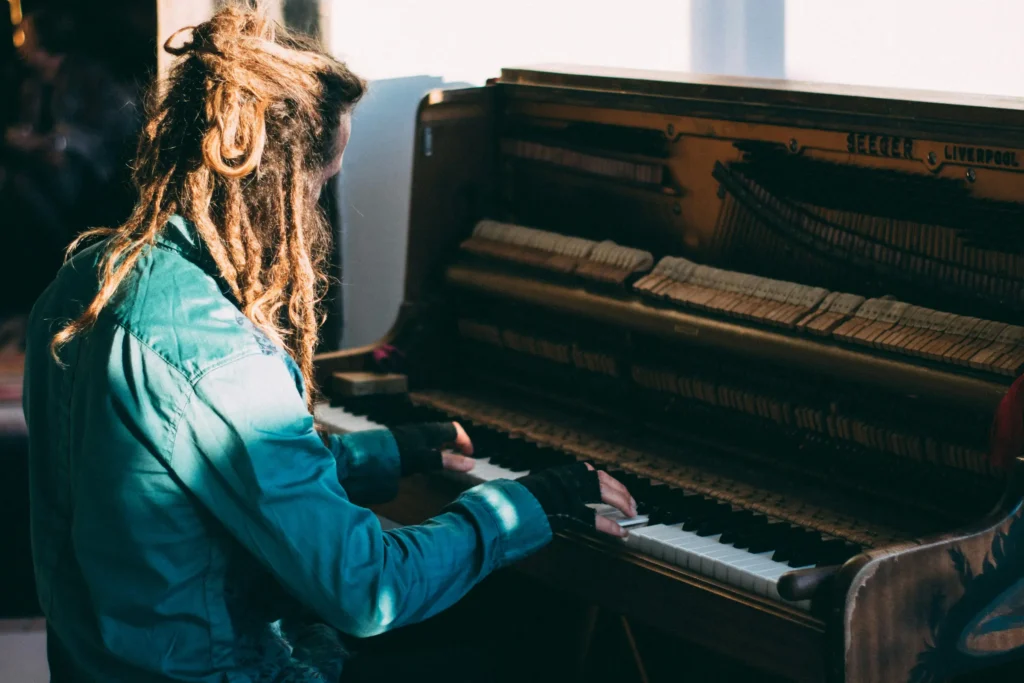 Pianiste assise devant un piano droit