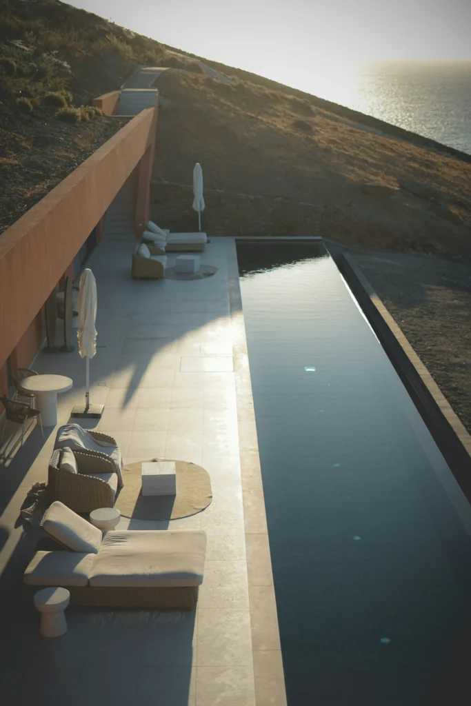 Piscine et transats face à la mer