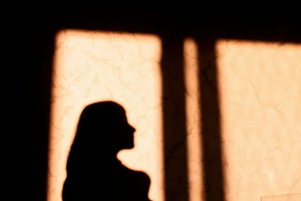 Silhouette de profil encadrée par une fenêtre lumineuse