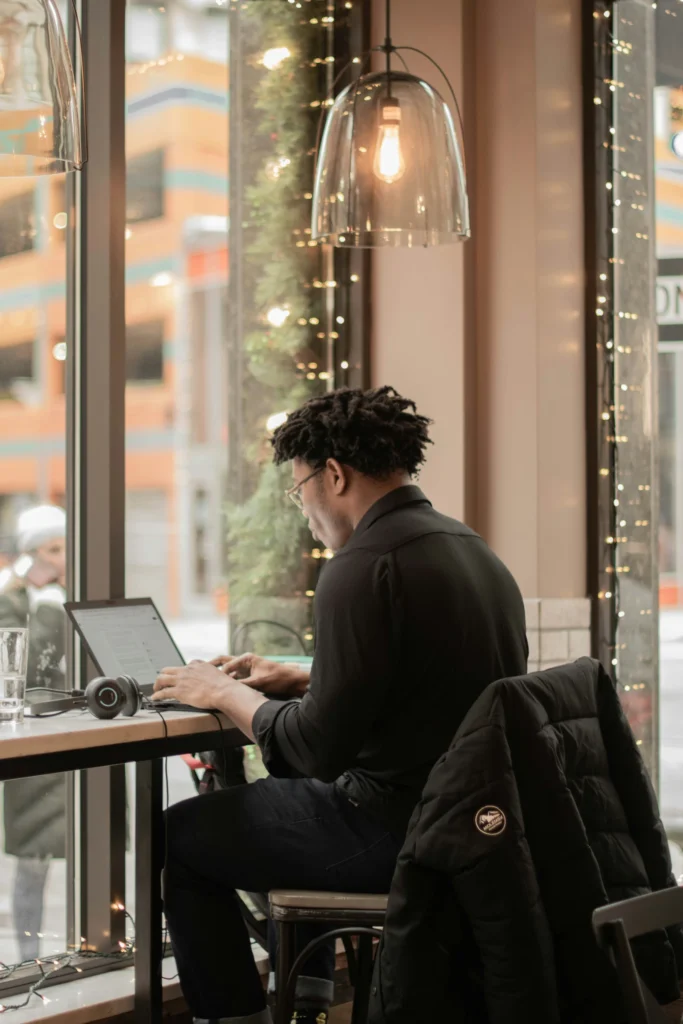 Travail à distance près de la fenêtre d’un café