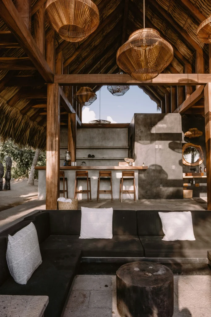 Assises sous la charpente en bois d’un pavillon de resort