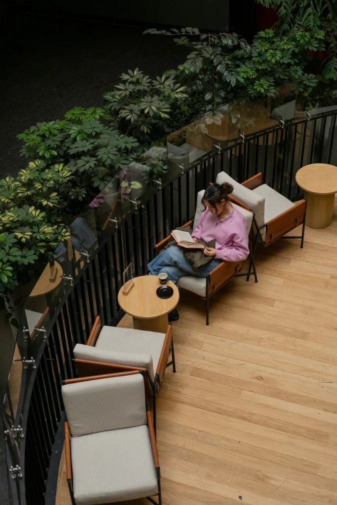 Travail en solo dans un salon en étage