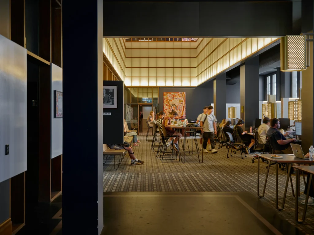 Étudiants dans un espace de rencontre