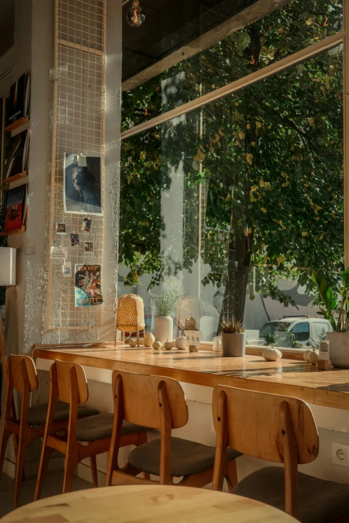 Comptoir de café lumineux avec plantes