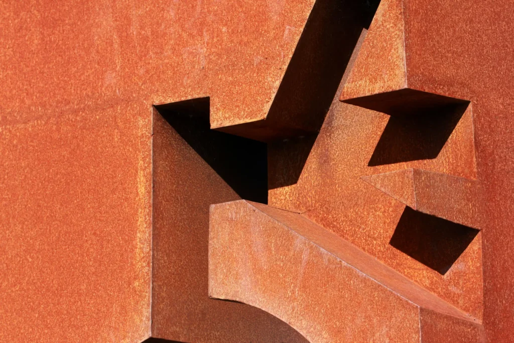 Géométrie d’escalier terracotta et jeux d’ombre