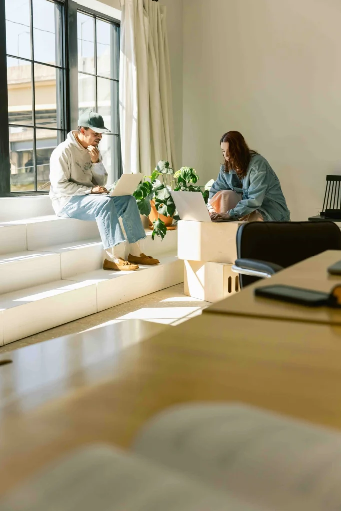 Deux personnes travaillent ensemble dans un espace de coworking lumineux