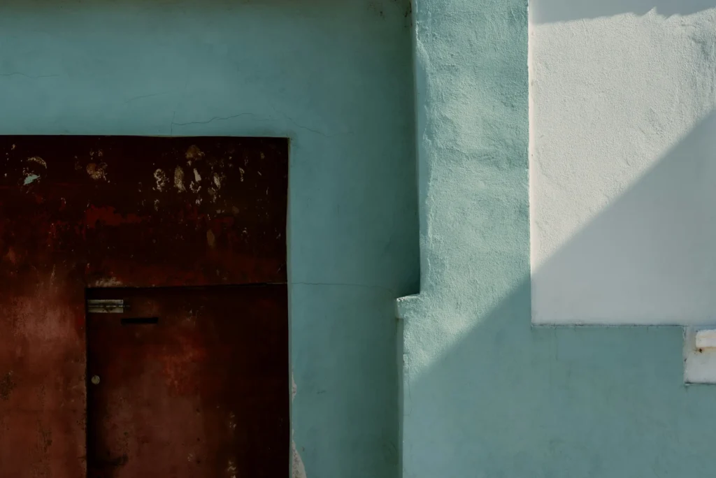 Mur turquoise avec porte patinée