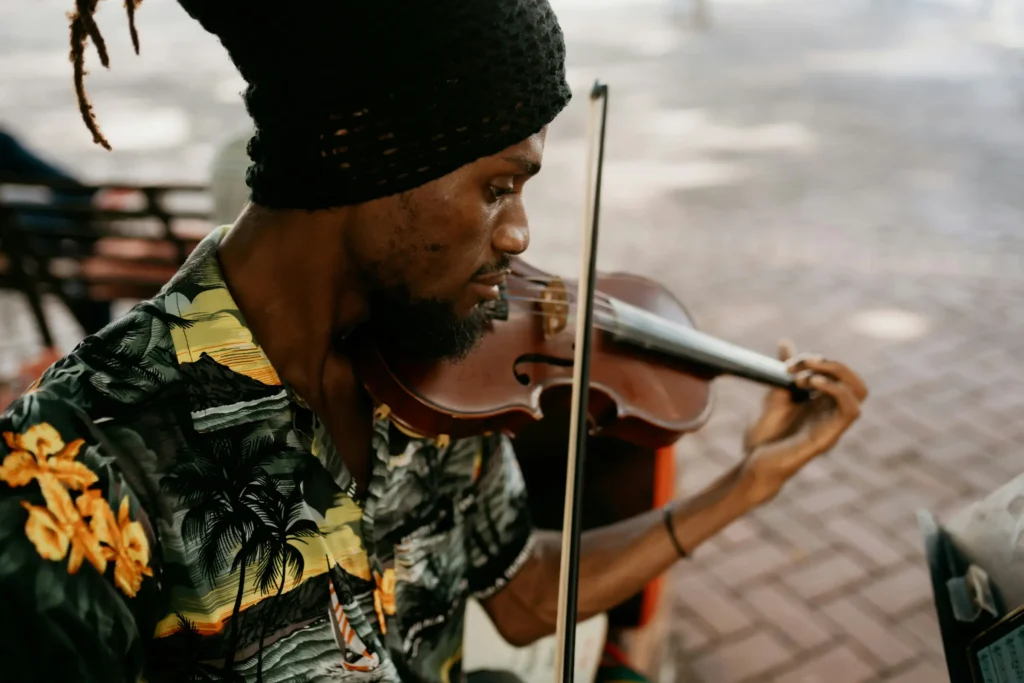 Violoniste jouant en plein air