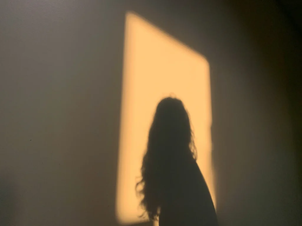 Ombre d’une femme encadrée par une lumière chaude
