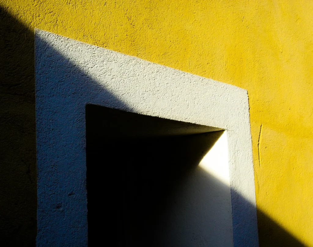 Mur jaune et porte sombre