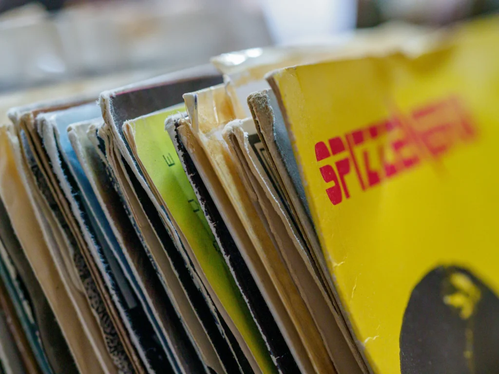 Collection de disques avec une pochette jaune