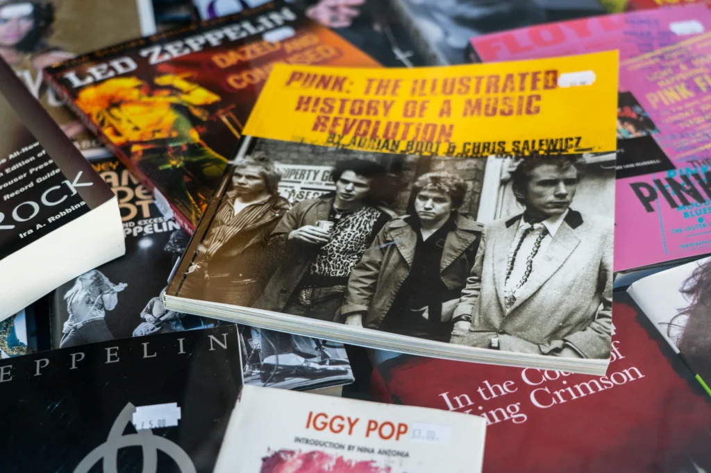 Livres sur le punk et la musique disposés en pile, avec un ouvrage jaune sur l’histoire du punk au premier plan.