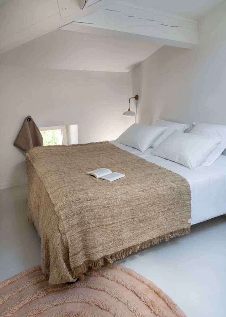 Chambre de Pantoufle Hôtel avec livre posé dans l’espace.