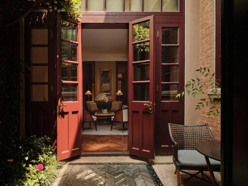 Chaise et ombres de fenêtre au Comptoir de Pierre Gagnaire au Capella Shanghai