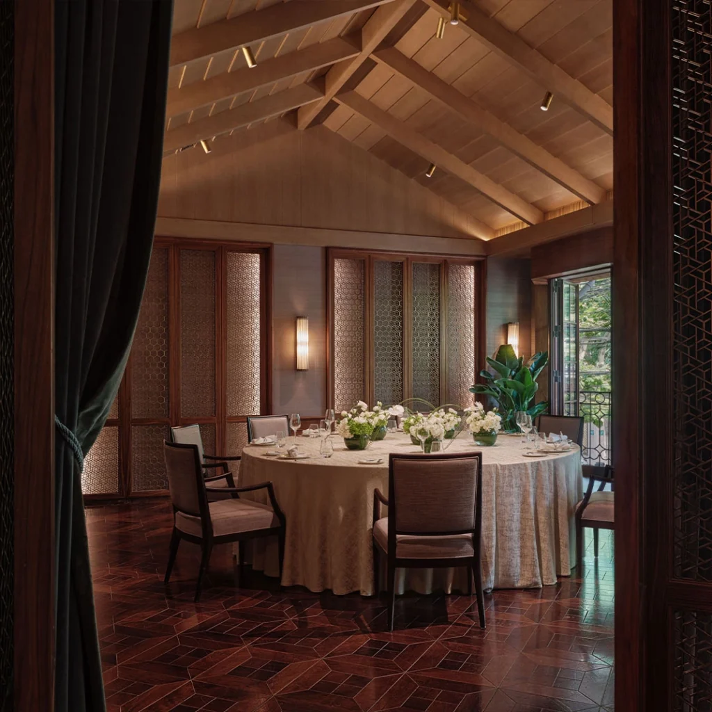 Salle aux boiseries du Comptoir de Pierre Gagnaire au Capella Shanghai, Jian Ye Li