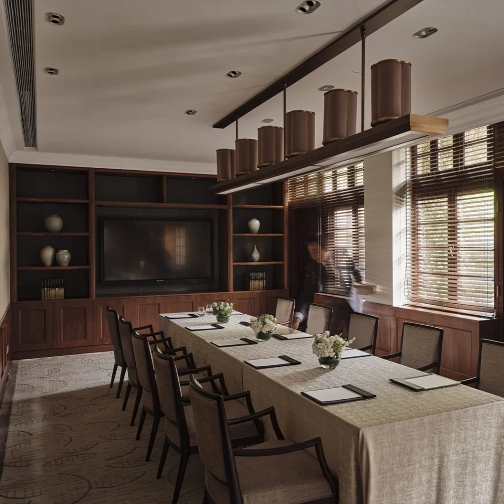Longue table dans un salon du Comptoir de Pierre Gagnaire au Capella Shanghai, Jian Ye Li
