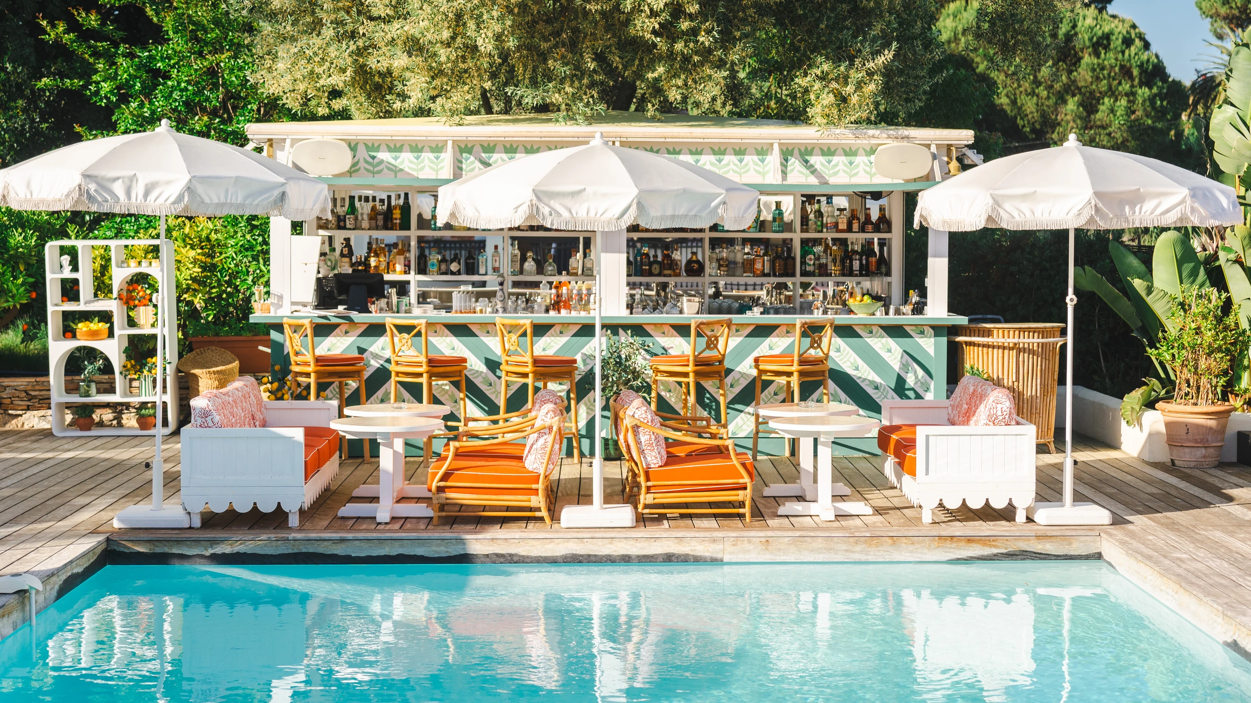 Bar extérieur coloré au bord de la piscine de La Tartane, 369° Hôtels-Maisons