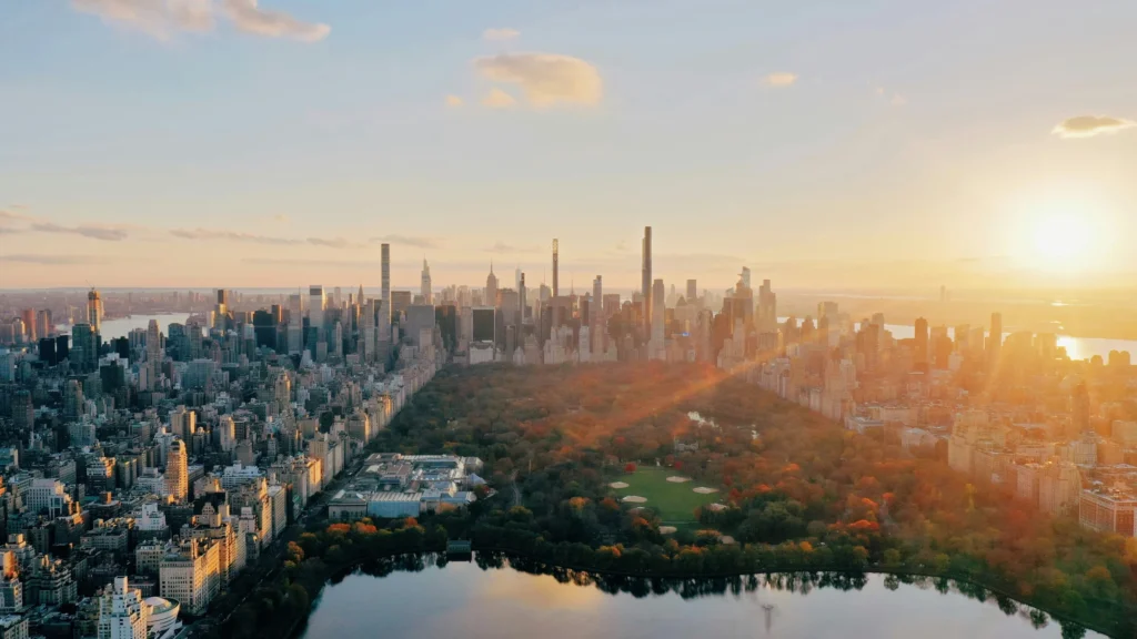 Vue aérienne de Central Park et des gratte-ciel de New York au soleil couchant.