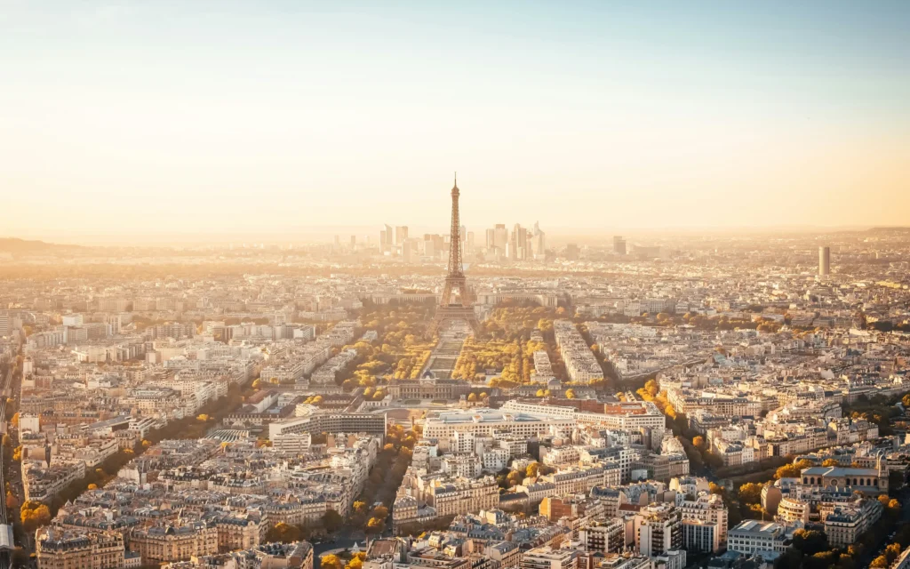 Vue aérienne de Paris avec la tour Eiffel dans la lumière dorée du soir.