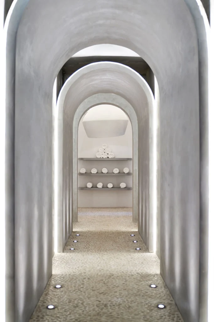 Couloir voûté d’un espace wellness de The Lux* Collective