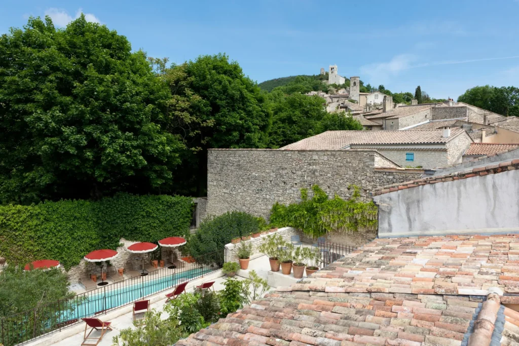 Vue sur le village de Marsanne et la piscine de Pantoufle Hôtel