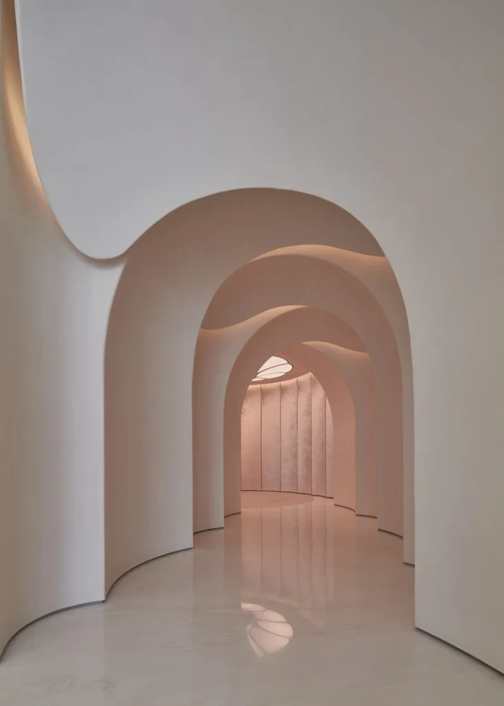 Passage intérieur aux arches courbes du restaurant The Black Swan à Pékin