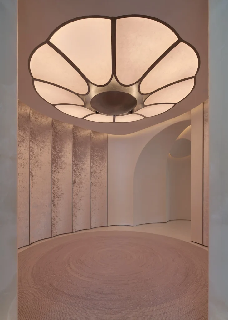 Espace intérieur sous un plafond sculptural au restaurant The Black Swan à Pékin
