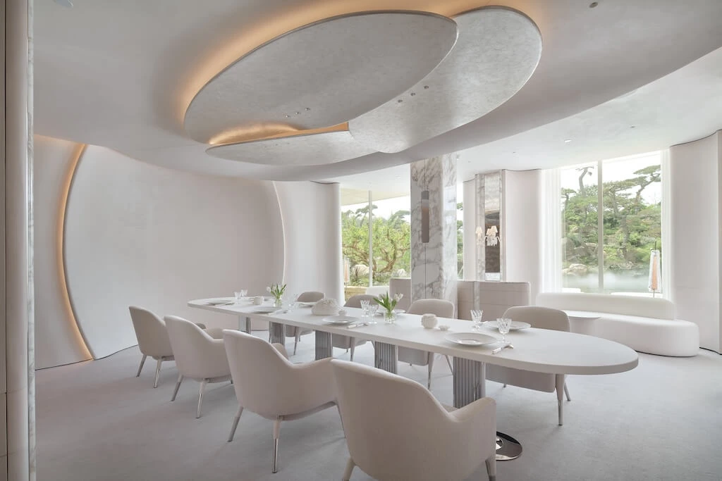 Salle de restaurant claire aux lignes courbes au Black Swan à Pékin