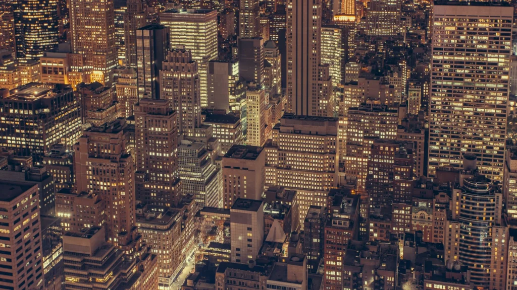Vue aérienne d’une ville de nuit