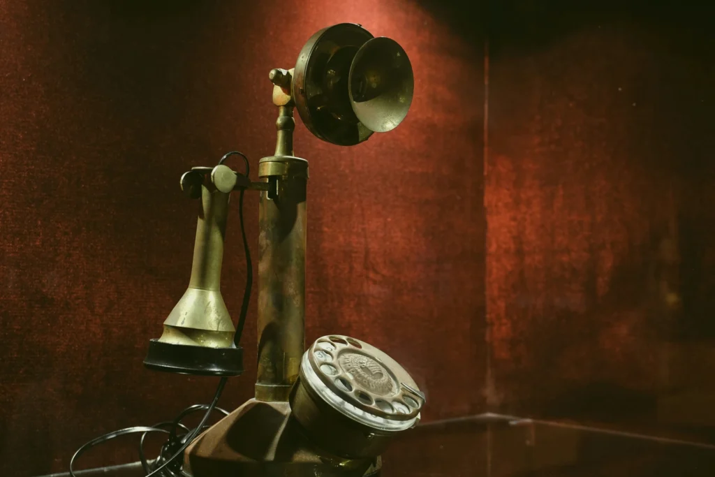 Téléphone ancien sur fond rouge