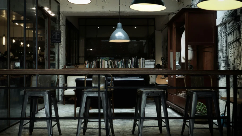Espace de travail partagé au style industriel